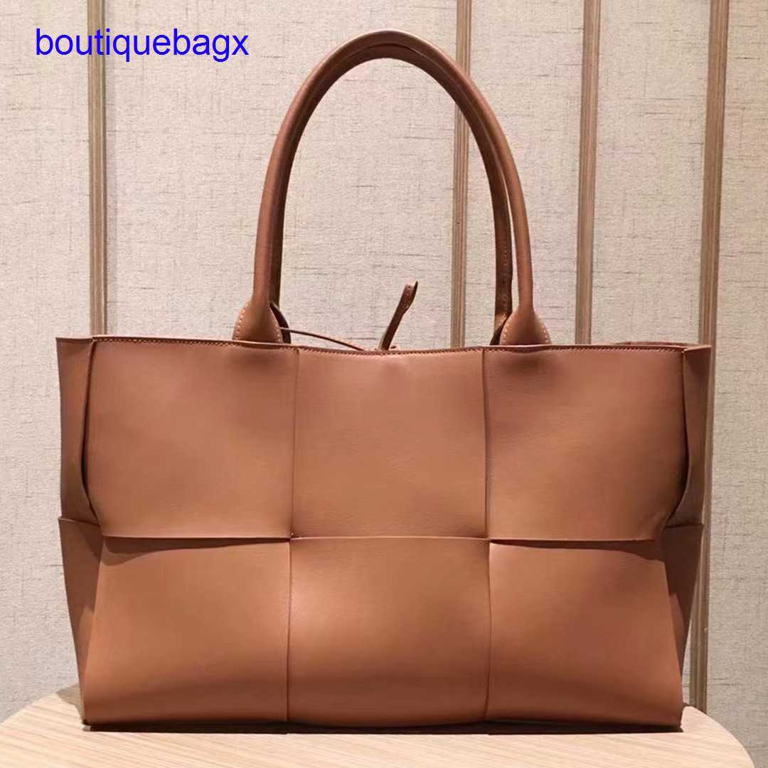 Luxury Bottegss Venetss Arco Evening Bags online store Autumn and winter New Song Hye Kyo same leather woven tote bag shopping Sin With logo D6FQ, Sky blue
Luxury Bottegss Venetss Arco Evening Bags online store Autumn and winter New Song Hye Kyo same leather woven tote bag shopping Sin With logo D6FQ, Sky blue