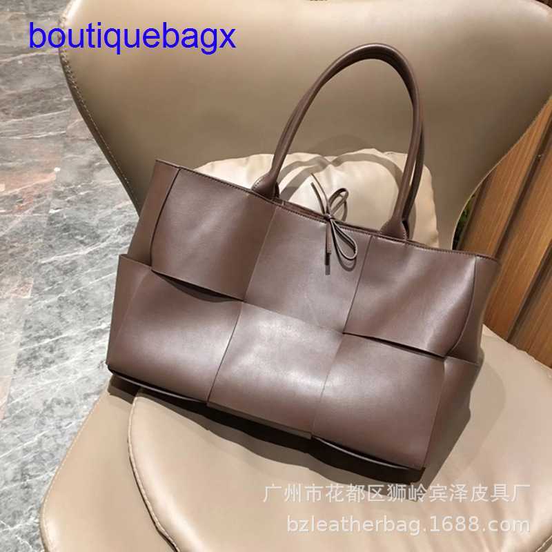 Luxury Bottegss Venetss Arco Evening Bags online store tote 2023 texture women's hand woven splicing trend bag large capacity port With logo 1449, Khaki7
Luxury Bottegss Venetss Arco Evening Bags online store tote 2023 texture women's hand woven splicing trend bag large capacity port With logo 1449, Khaki7