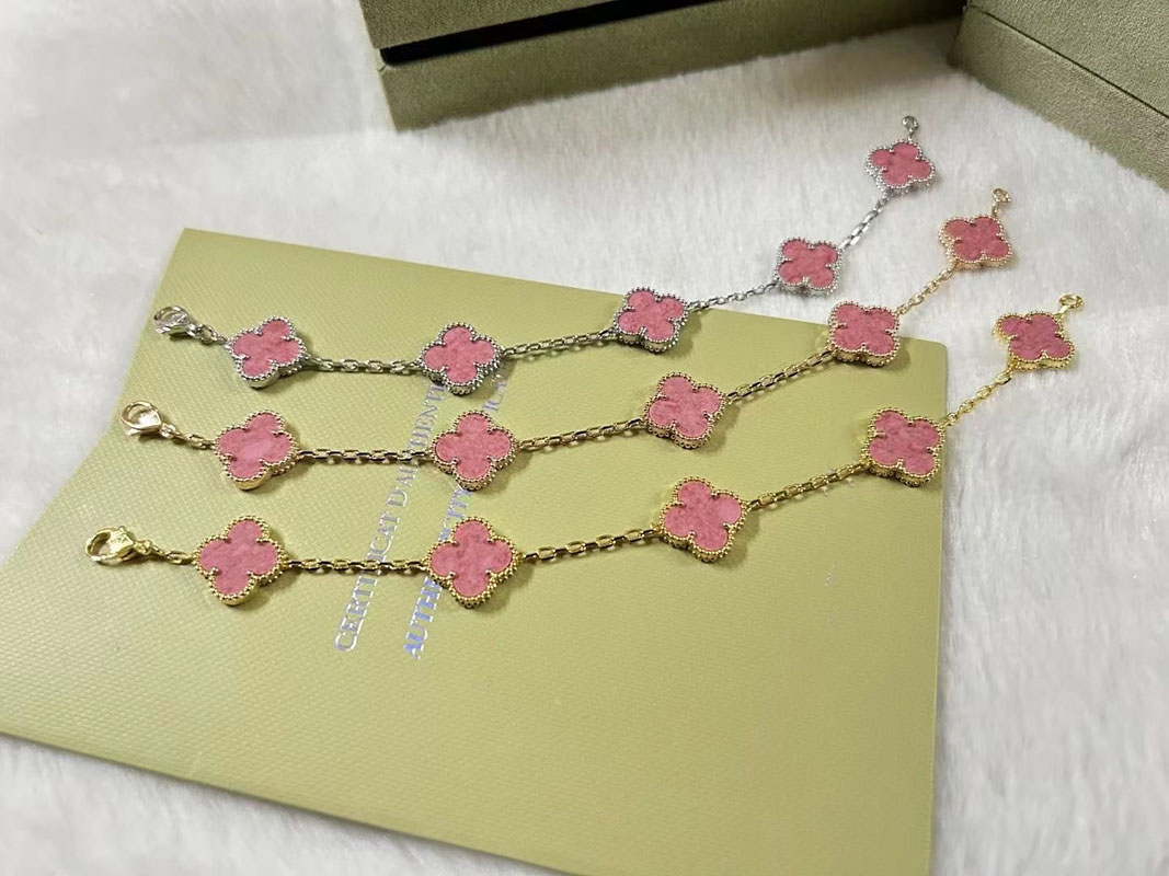 Luxury V Brand Clover Designer Charm Bracelet Rose Pink Stone Sweet Flower 15mm Leaf Love Bracelets Party Jewelry Birthday Gift
Luxury V Brand Clover Designer Charm Bracelet Rose Pink Stone Sweet Flower 15mm Leaf Love Bracelets Party Jewelry Birthday Gift