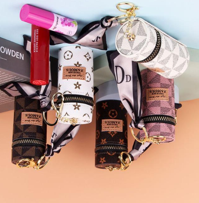 Designer Letter Key Rings Silk Scarf Lipstick Keychains Fashion PU Leather Purse PendantChain Charm Brown Flower Mini Bag Trinket Cute Gift for Men Women
Designer Letter Key Rings Silk Scarf Lipstick Keychains Fashion PU Leather Purse PendantChain Charm Brown Flower Mini Bag Trinket Cute Gift for Men Women