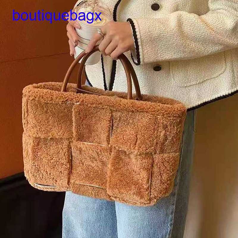 Luxury Bottegss Venetss Arco Evening Bags online store 2023 autumn and winter new woven handbag women's s real wool shoulder niche With logo U63V, Yellow6
Luxury Bottegss Venetss Arco Evening Bags online store 2023 autumn and winter new woven handbag women's s real wool shoulder niche With logo U63V, Yellow6