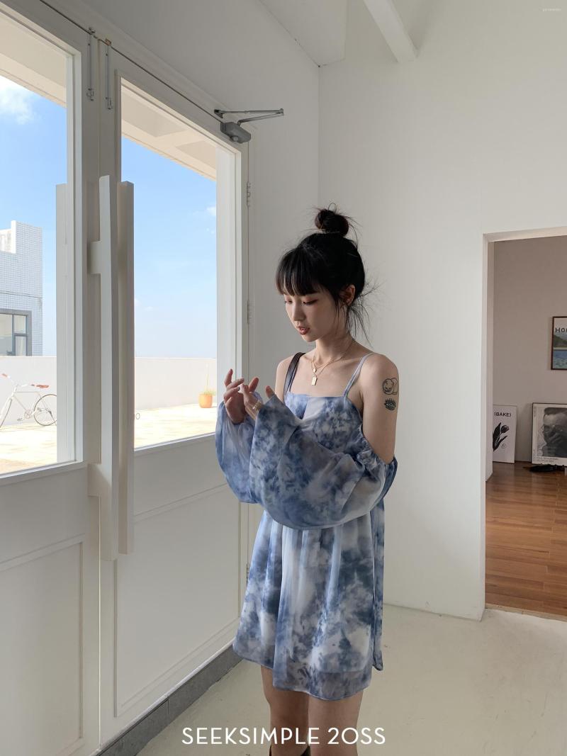 Casual Dresses 2023 Super French Off Shoulder Niche Design Temperament Dress 0424, Blue and white
Casual Dresses 2023 Super French Off Shoulder Niche Design Temperament Dress 0424, Blue and white