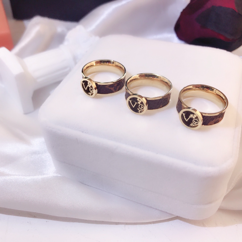 Classic Designer Leather Rings Letter Four Leaf Grass Love Wedding Rings Luxury Brand Jewelry Ring 18k Gold Plated Multi Size Hot Gift Accessories Premium
Classic Designer Leather Rings Letter Four Leaf Grass Love Wedding Rings Luxury Brand Jewelry Ring 18k Gold Plated Multi Size Hot Gift Accessories Premium