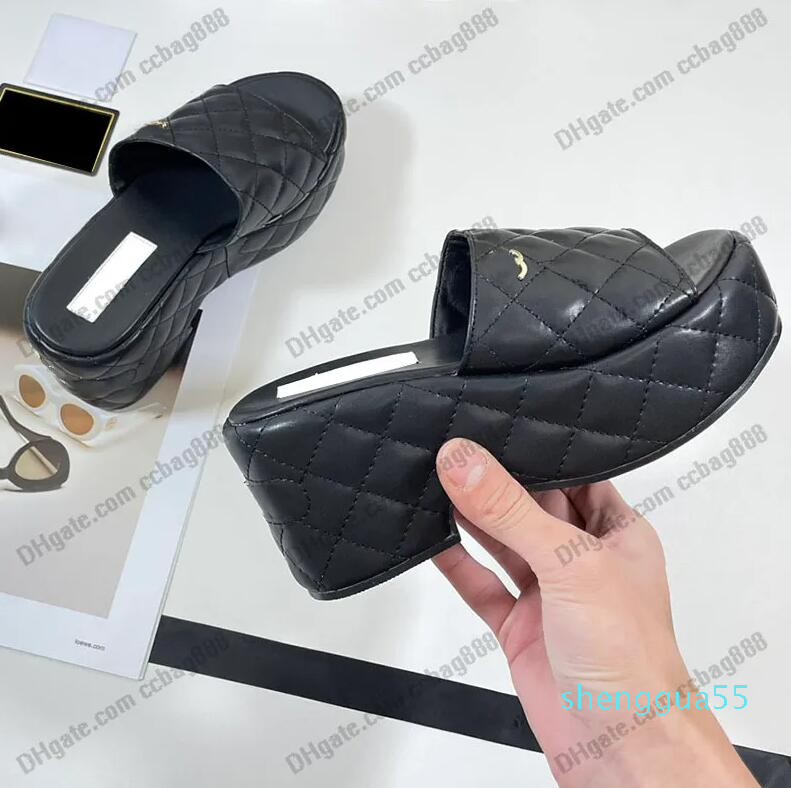 Womens Platform Wedge Heels 8.5cm Slippers Designer Sandals Quilted Texture Gold-tone Metal Slide 100% Leather Ladie Summer Beach Shoe Luxurys Classic Mule Flip 01, Black