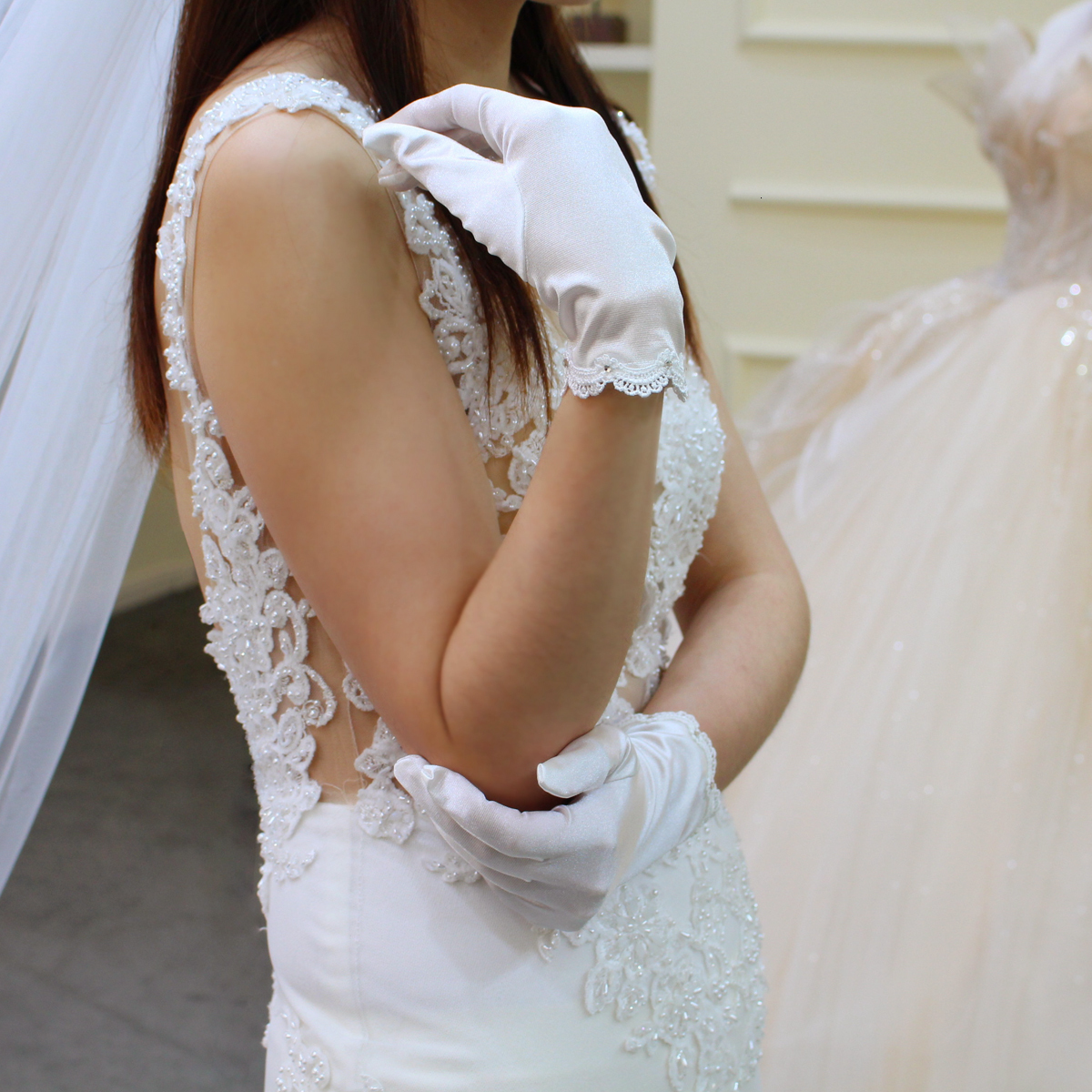Fingerless Gloves WG036 Exquisite Wedding Bridal White Gloves Satin Hollow Lace Crystal Beading Edge Bride Bridesmaid Short Finger Wrist Gloves 230314