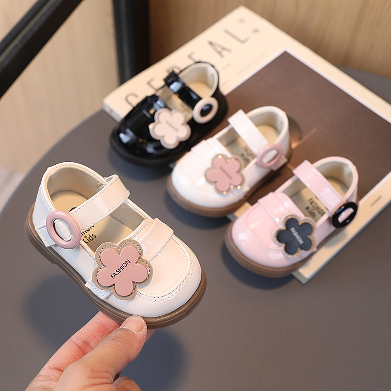 First Walkers Cute Flower Children's Leather Shoes Casual Korean Style Round Head Flower Glossy Baby Girls' Walking Shoes Breathable 230314