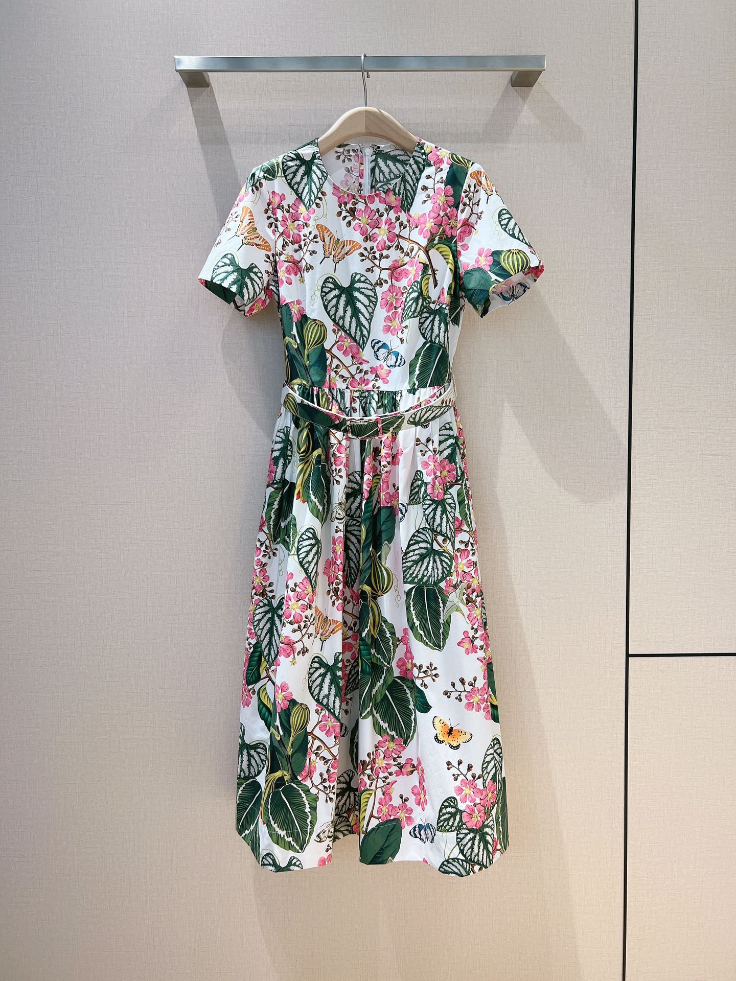 The new dress in early spring of 2023, with colorful flower elements, creates a romantic girl, Green
The new dress in early spring of 2023, with colorful flower elements, creates a romantic girl, Green