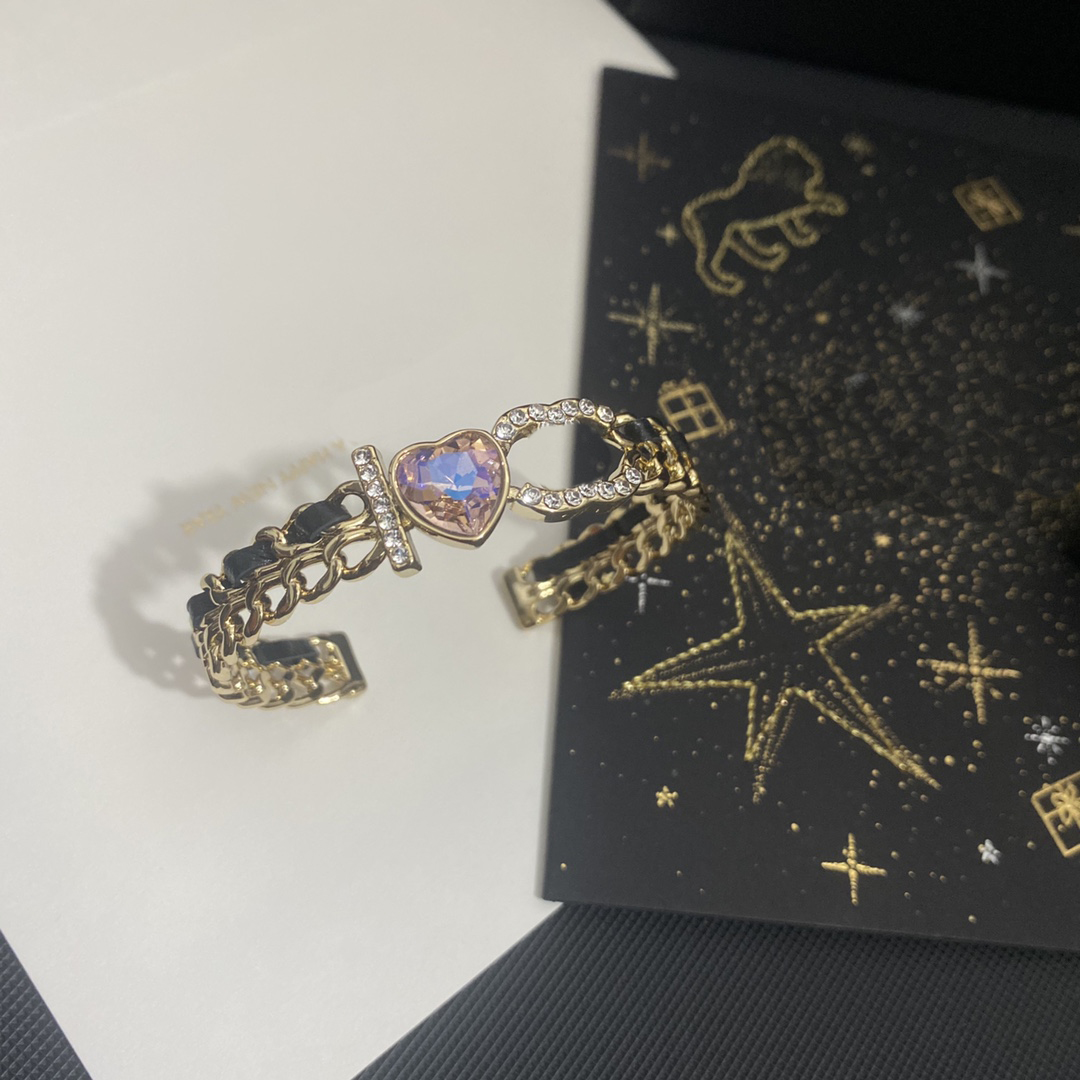 Classic Bangle Cuff Bracelet Stamp Women Luxury Designer Letter Bracelet Crystal 18K Gold Plated Wedding Copper Lovers Gift Not easy to change color
Classic Bangle Cuff Bracelet Stamp Women Luxury Designer Letter Bracelet Crystal 18K Gold Plated Wedding Copper Lovers Gift Not easy to change color