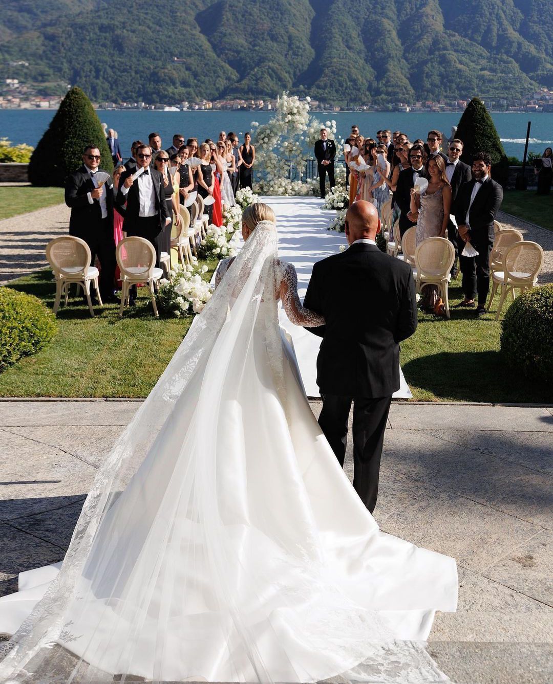 Elegant Ball Gown Wedding Dresses Long Sleeves High Neck Halter Hollow Beaded Sequins Appliques Satin Zipper Bridal Gowns Plus Size Vestido de novia C