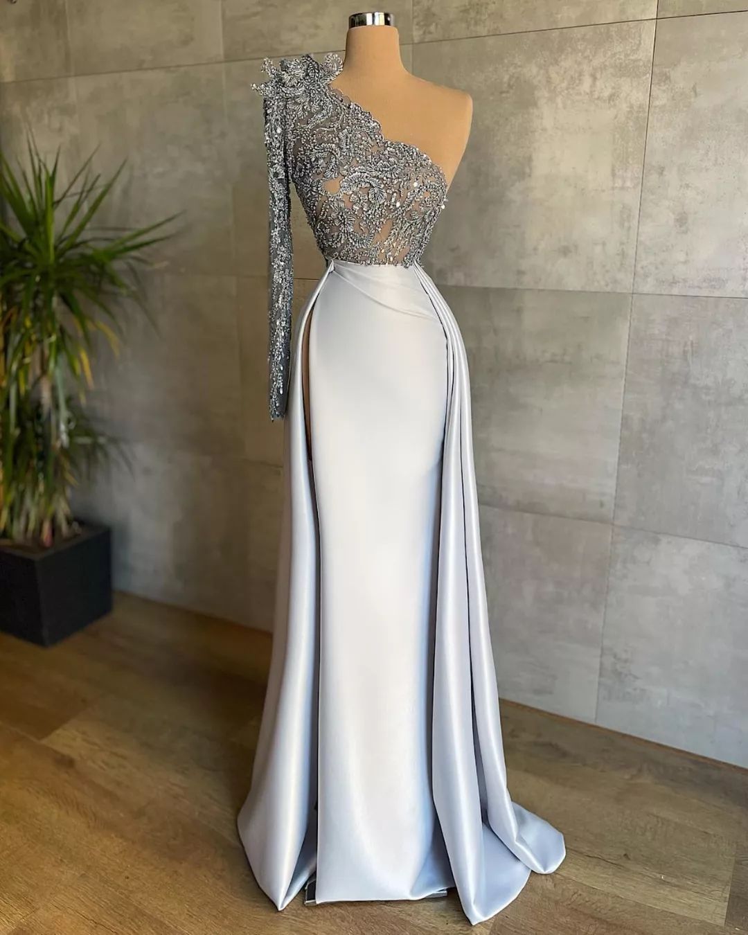 Prom 2023 Dresses Sier Gray Side Split Sheath Overskirt Evening Gowns Lace Crystal Beads One Shoulder Long Sleeve or Length Satin Special Ocn Formal W