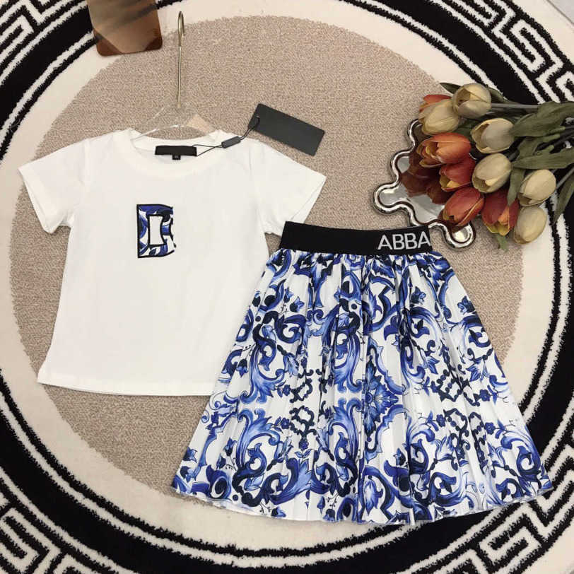 23ss brand designer kids t-shirt skirt set Pure cotton Short sleeve Webbing elastic Blue and white porcelain Chiffon Pleated skirt suit girls kid clothing a1, 10
23ss brand designer kids t-shirt skirt set Pure cotton Short sleeve Webbing elastic Blue and white porcelain Chiffon Pleated skirt suit girls kid clothing a1, 10