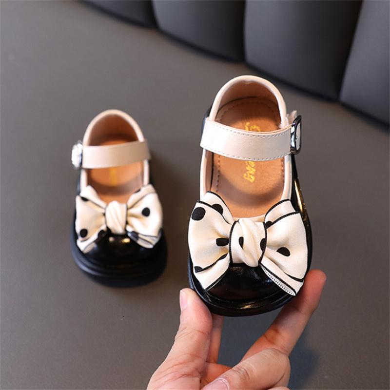 First Walkers Baby First Walks Leather Toddler Girls Princess Shoes Butterfly-knot Soft Sole Outdoor Infant Shoes 15-25 230314