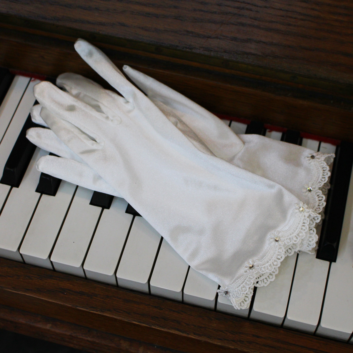 Fingerless Gloves WG036 Exquisite Wedding Bridal White Gloves Satin Hollow Lace Crystal Beading Edge Bride Bridesmaid Short Finger Wrist Gloves 230314