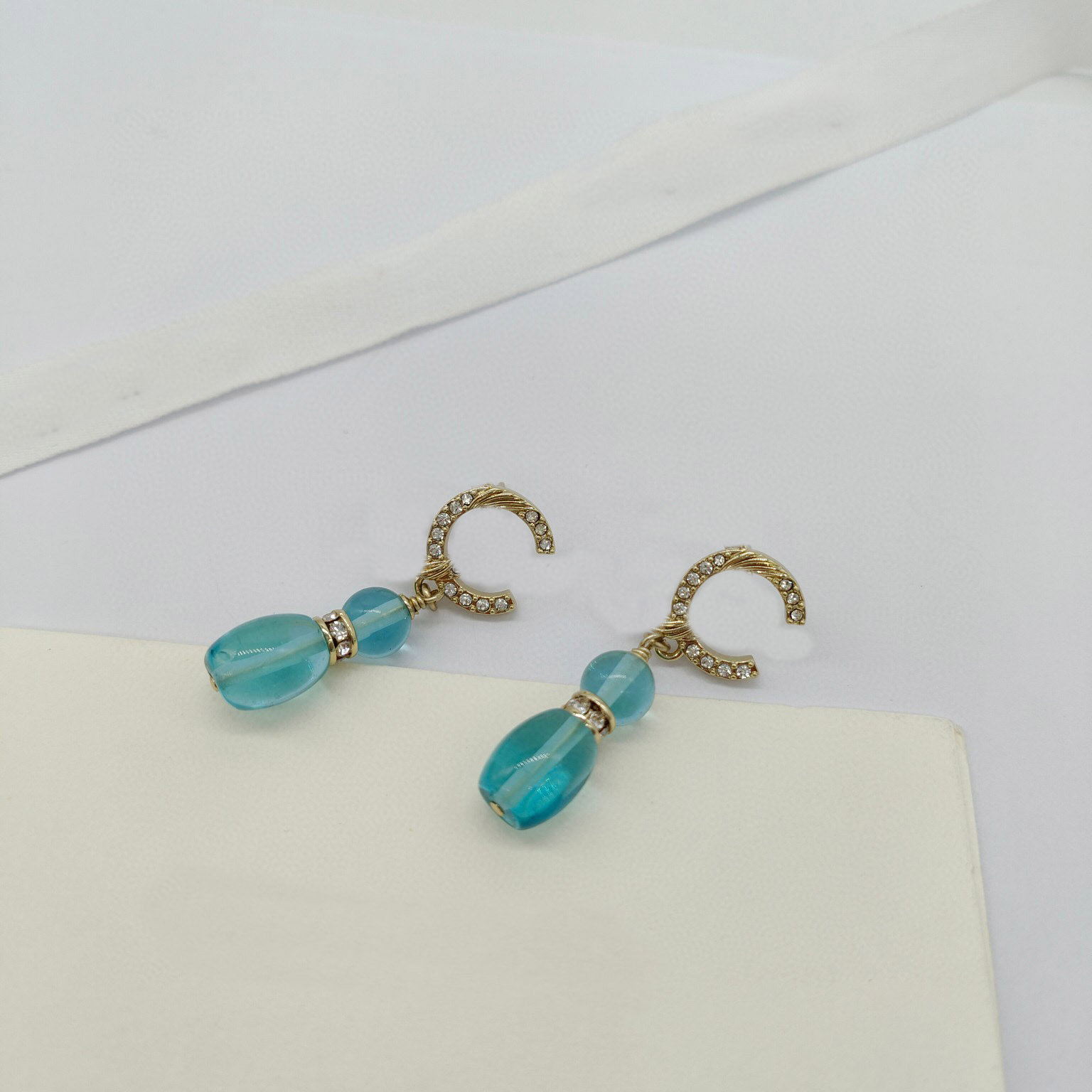 2023 Luxury quality Charm drop earring with diamond and blue crystal design in 18k gold plated have box stamp PS7594A
2023 Luxury quality Charm drop earring with diamond and blue crystal design in 18k gold plated have box stamp PS7594A