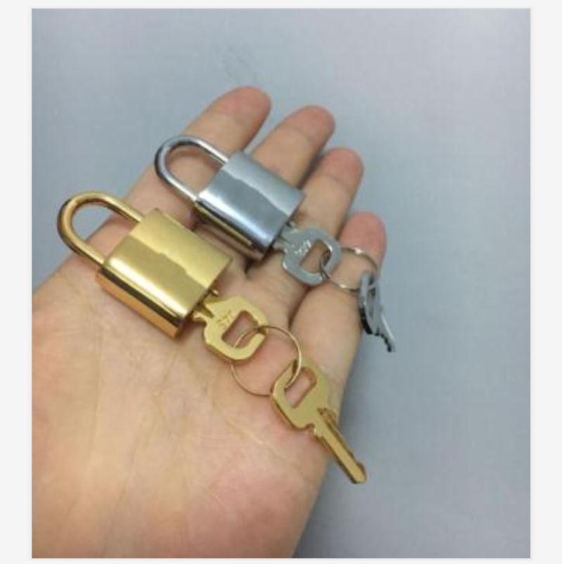 1 Lock 2 Keys Bag Parts Replacement For Designer Handbag Purse Duffle Luggage 3 Color Style Stainless Metal Alloy Padlock #318
1 Lock 2 Keys Bag Parts Replacement For Designer Handbag Purse Duffle Luggage 3 Color Style Stainless Metal Alloy Padlock #318