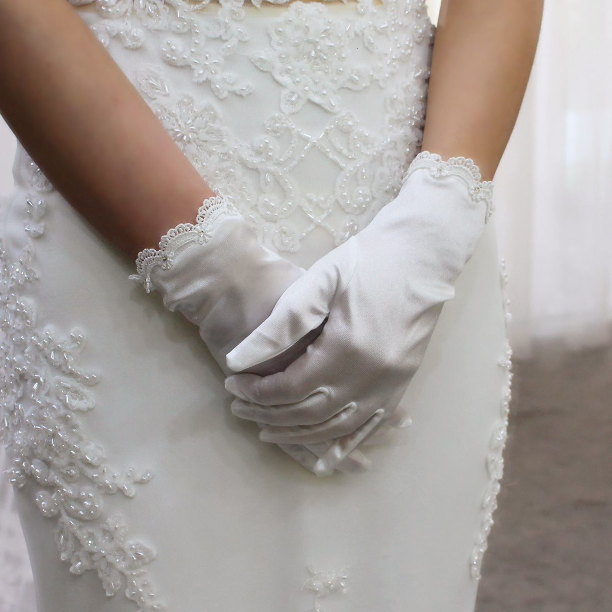 Fingerless Gloves WG036 Exquisite Wedding Bridal White Gloves Satin Hollow Lace Crystal Beading Edge Bride Bridesmaid Short Finger Wrist Gloves 230314