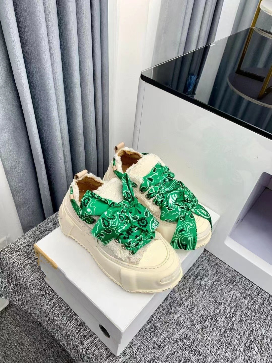 Designer women men casual shoes retro shoes black white red multicolor suede big bowknot sneakers mountaineering shoes luxury men and women designer shoes
Designer women men casual shoes retro shoes black white red multicolor suede big bowknot sneakers mountaineering shoes luxury men and women designer shoes