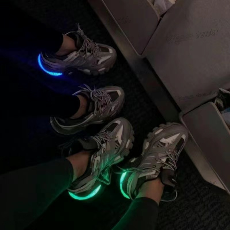 Track 3 3.0 LED Designer Casual Shoe Luxury Womens Mens Sneaker Lighted Gomma leather Nylon Printed Platform Sports Men Light Trainers
Track 3 3.0 LED Designer Casual Shoe Luxury Womens Mens Sneaker Lighted Gomma leather Nylon Printed Platform Sports Men Light Trainers