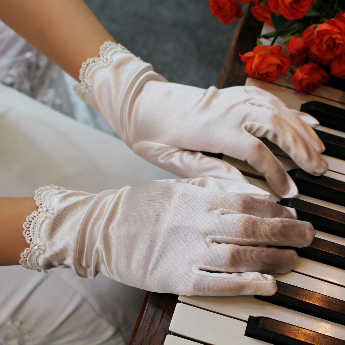 Fingerless Gloves WG036 Exquisite Wedding Bridal White Gloves Satin Hollow Lace Crystal Beading Edge Bride Bridesmaid Short Finger Wrist Gloves 230314