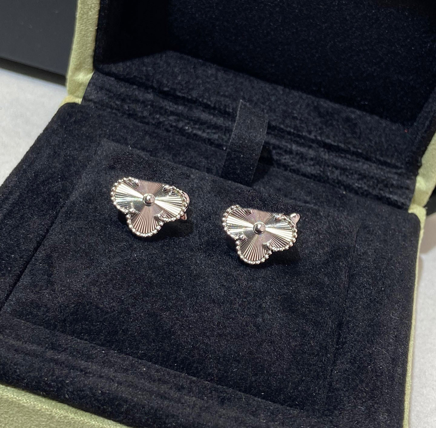 2023 Luxury quality Charm clip earring in silver plated v gold material flower design have box stamp PS3529A
2023 Luxury quality Charm clip earring in silver plated v gold material flower design have box stamp PS3529A