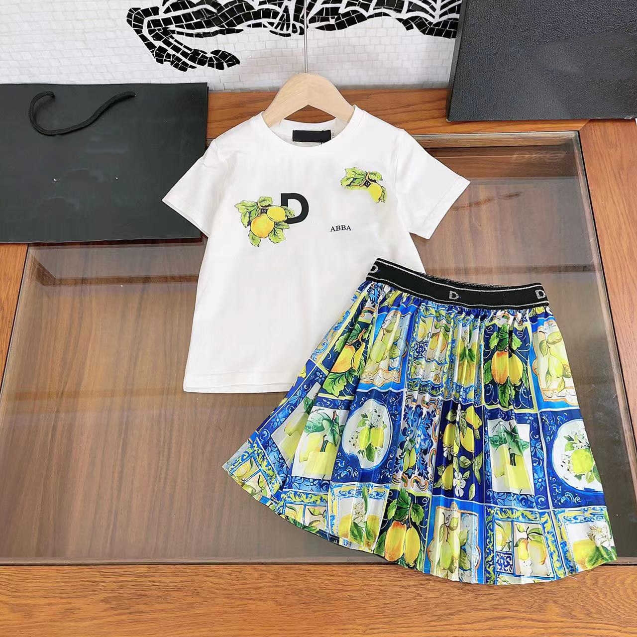 23ss designer brand kids t-shirt skirt set Round neck Pure cotton logo printing Short sleeve Floral printing Pleated skirt suit Summer latest kid clothing, 11
23ss designer brand kids t-shirt skirt set Round neck Pure cotton logo printing Short sleeve Floral printing Pleated skirt suit Summer latest kid clothing, 11