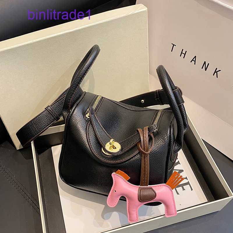 Designer Original bag A small number of high-end women 2023 new Lindys fashion doctor Western-style carry-on messenger 1 of sale HO9G, White9
Designer Original bag A small number of high-end women 2023 new Lindys fashion doctor Western-style carry-on messenger 1 of sale HO9G, White9