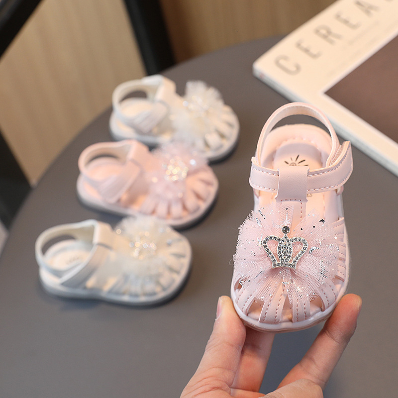 First Walkers Cute Girls Baby Walking Shoes Toes Wrapped Simple Crown Summer Non-slip Versatile Soft Performance Shoes for Wedding 230314