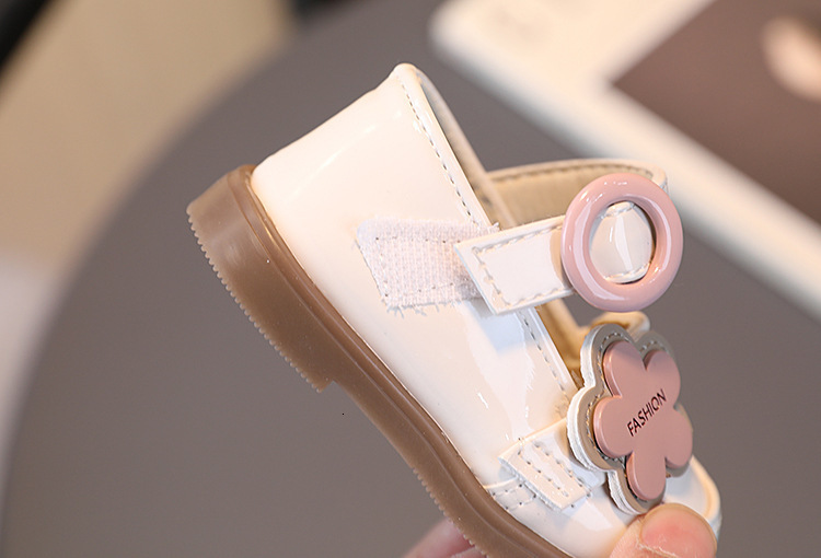 First Walkers Cute Flower Children's Leather Shoes Casual Korean Style Round Head Flower Glossy Baby Girls' Walking Shoes Breathable 230314