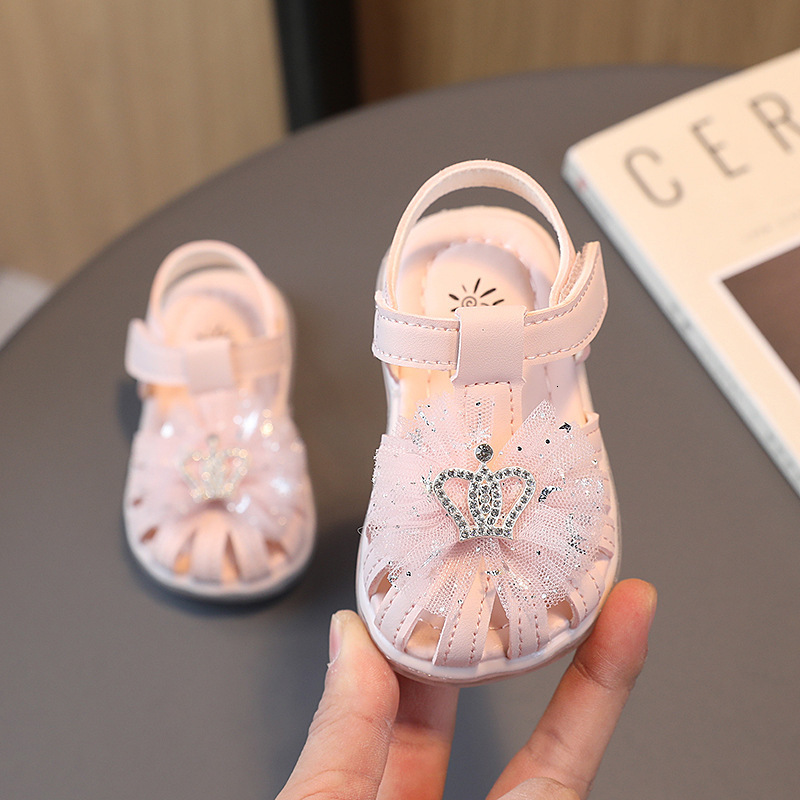First Walkers Cute Girls Baby Walking Shoes Toes Wrapped Simple Crown Summer Non-slip Versatile Soft Performance Shoes for Wedding 230314