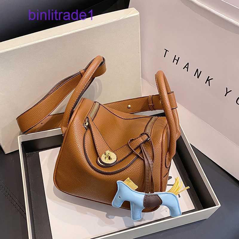 Designer Original high-end A bag small number of women 2023 new Lindys fashion doctor Western-style carry-on messenger of sale 67CC, White9
Designer Original high-end A bag small number of women 2023 new Lindys fashion doctor Western-style carry-on messenger of sale 67CC, White9