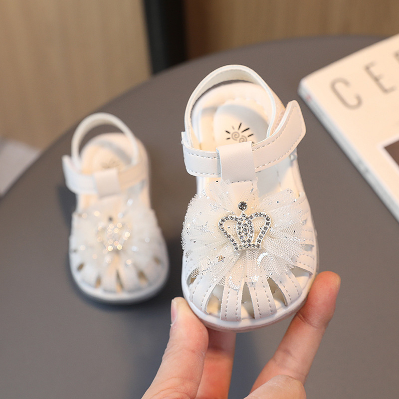 First Walkers Cute Girls Baby Walking Shoes Toes Wrapped Simple Crown Summer Non-slip Versatile Soft Performance Shoes for Wedding 230314