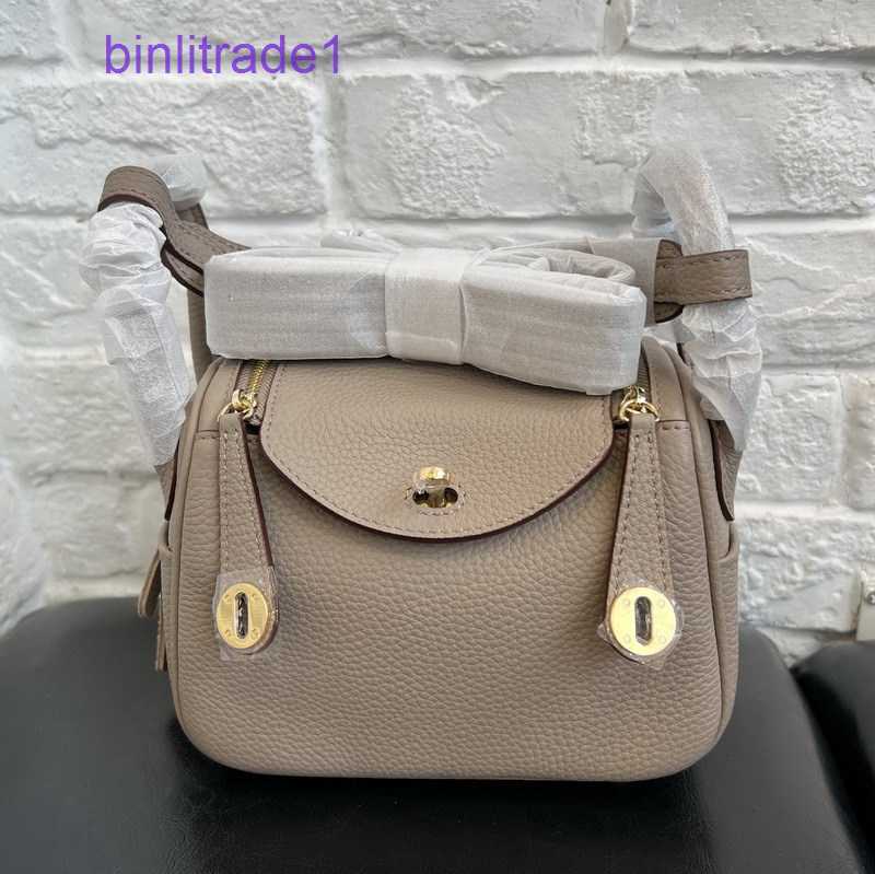 Designer Original leather 2023 new h family shrunken head layer cow Lindys bag doctor medicine box portable shoulder women's of sale BWMS, Purple gold buckle
Designer Original leather 2023 new h family shrunken head layer cow Lindys bag doctor medicine box portable shoulder women's of sale BWMS, Purple gold buckle