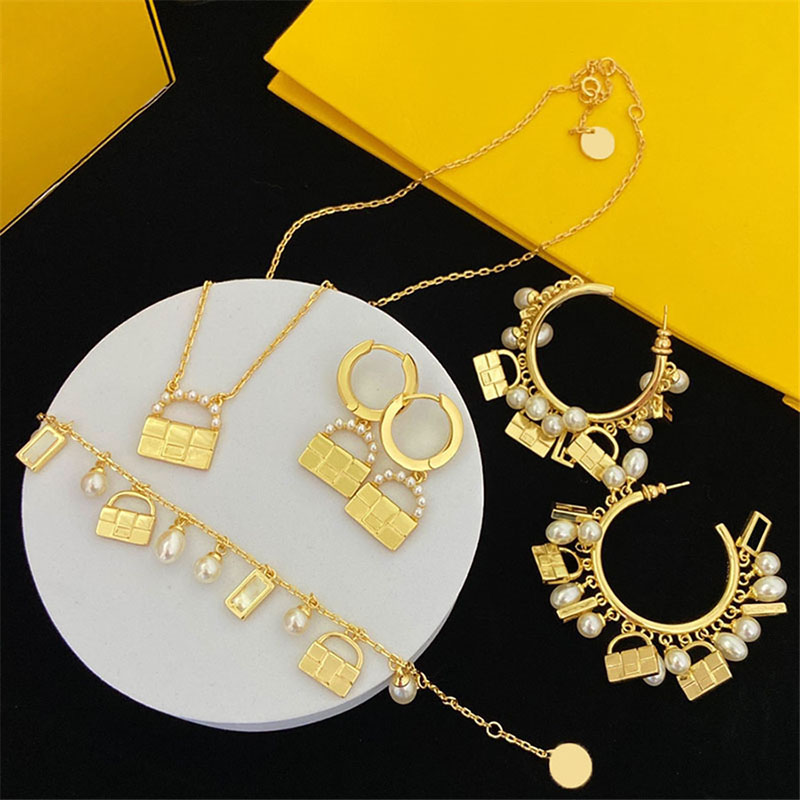 Anniversary Earrings for Women Luxury Plump Pearl Charm Gold Handbag Pendant Necklaces Lady Hollow Rectangle Dangle Bracelets
Anniversary Earrings for Women Luxury Plump Pearl Charm Gold Handbag Pendant Necklaces Lady Hollow Rectangle Dangle Bracelets