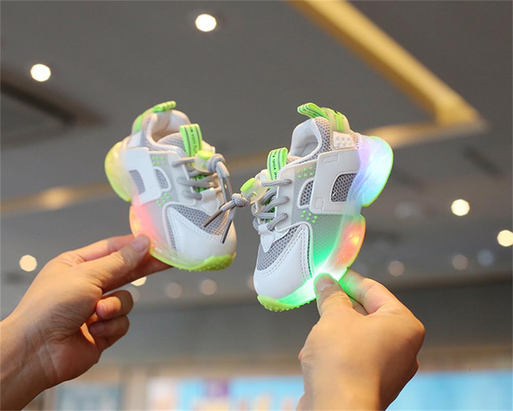 First Walkers children 1-6 years old Korean version tennis shoes autumn and winter super sports shoes sports shoes with LED lights 230314