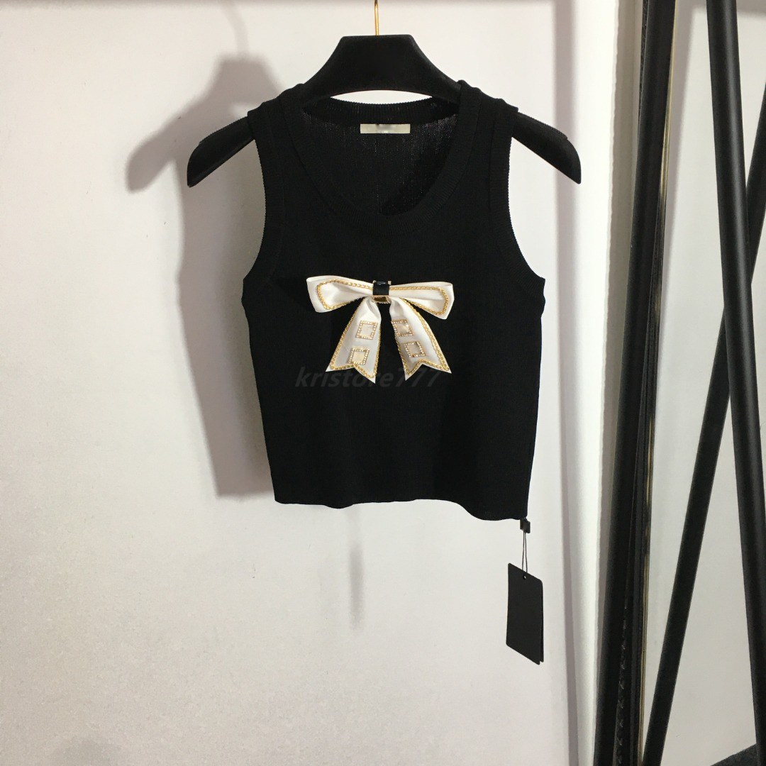 23ss Women Designer T shirts Vest Knits Tee With Letter Bow Brooch Crop Tops Summer Runway High End Custom Luxury Brand Stretch Sleeveless Camisole Jumper Pullover, White
23ss Women Designer T shirts Vest Knits Tee With Letter Bow Brooch Crop Tops Summer Runway High End Custom Luxury Brand Stretch Sleeveless Camisole Jumper Pullover, White