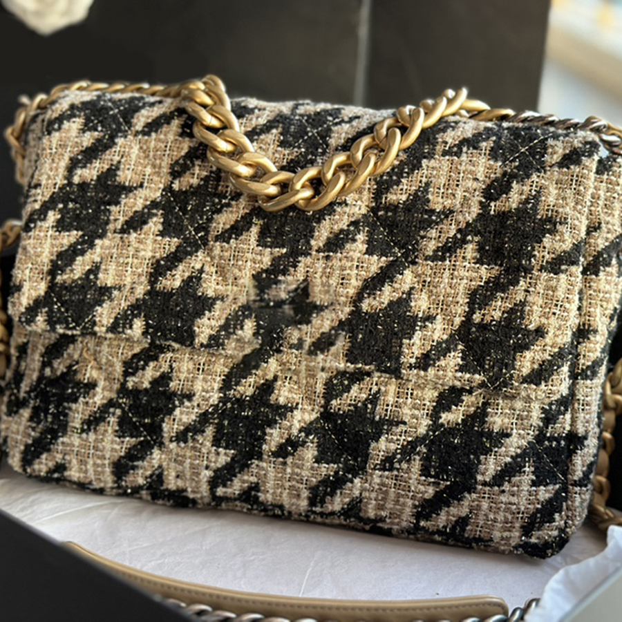 1:1 Quality Designer Fashion Flap Bag 30CM Luxurious Genuine Leather Crossbody Bag With Box MC173
1:1 Quality Designer Fashion Flap Bag 30CM Luxurious Genuine Leather Crossbody Bag With Box MC173