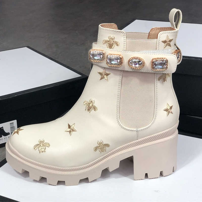 Classical Women Ankle Boot Desert Platform Boots Star Bee Heavy Duty Soles Shoes Embrokdered Black White Leather Chelse Boots Wiht Crystal Belt Winter Shoe NO013