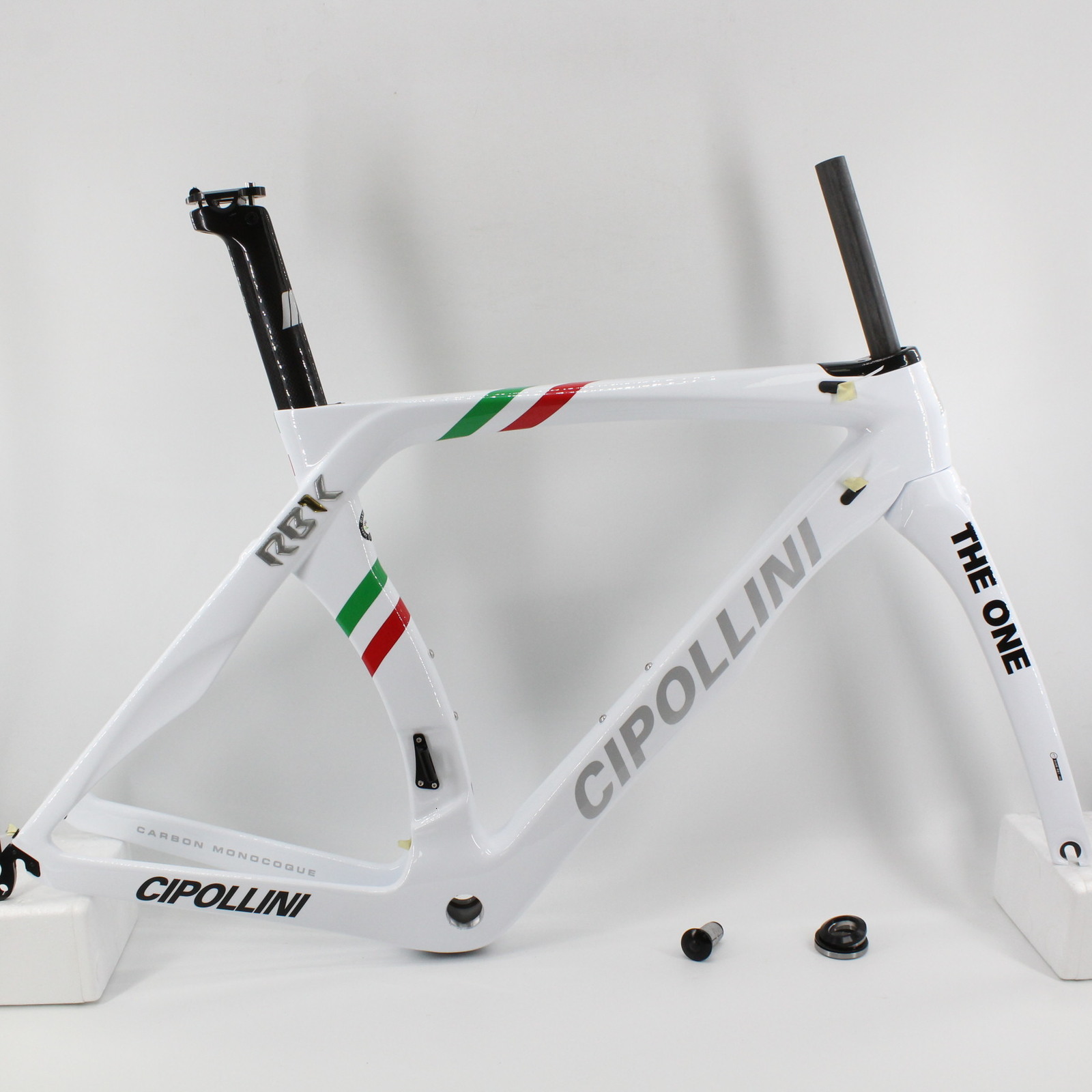 Car Truck Racks Brand white 700C Road bicycle T1100 3K full carbon fibre bike frame lightest forkseatpostclampheadsets Free ship 230314
Car Truck Racks Brand white 700C Road bicycle T1100 3K full carbon fibre bike frame lightest forkseatpostclampheadsets Free ship 230314