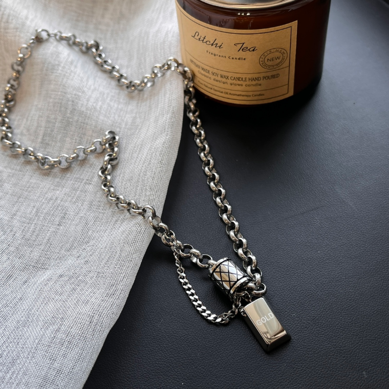 Designer Necklaces Silver Pendant Necklaces Fashion Pattern Cylinder Square Necklace Design Luxury Jewelry for Women High end Accessories Couple Family
Designer Necklaces Silver Pendant Necklaces Fashion Pattern Cylinder Square Necklace Design Luxury Jewelry for Women High end Accessories Couple Family