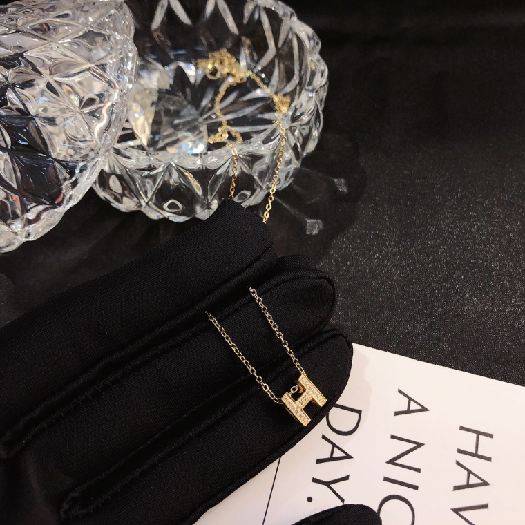 18K Gold Necklace Fashion Women Designer Necklaces Choker Letter Pendants Chain Crystal Wedding Stainless Steel Jewelry Accessories X250
18K Gold Necklace Fashion Women Designer Necklaces Choker Letter Pendants Chain Crystal Wedding Stainless Steel Jewelry Accessories X250