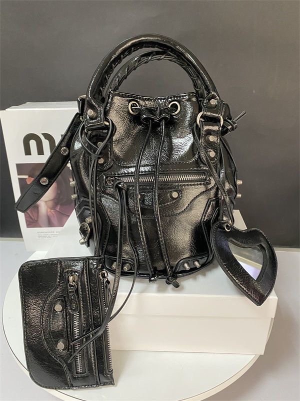 Bucket Top Quality Tote Bag Women lady Le Cagole Motorcycle shoulder Bags luxury Designers Genuine leather crossbody Handbag clutch wallet purse Pochette Retro, Pink
Bucket Top Quality Tote Bag Women lady Le Cagole Motorcycle shoulder Bags luxury Designers Genuine leather crossbody Handbag clutch wallet purse Pochette Retro, Pink