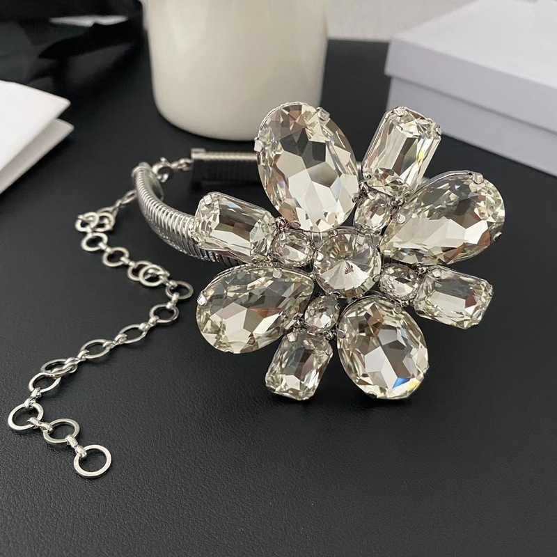 Fashion Flower Crystal Necklace Elegant Design Luxury High-end Necklace Necklace Jewelry
Fashion Flower Crystal Necklace Elegant Design Luxury High-end Necklace Necklace Jewelry