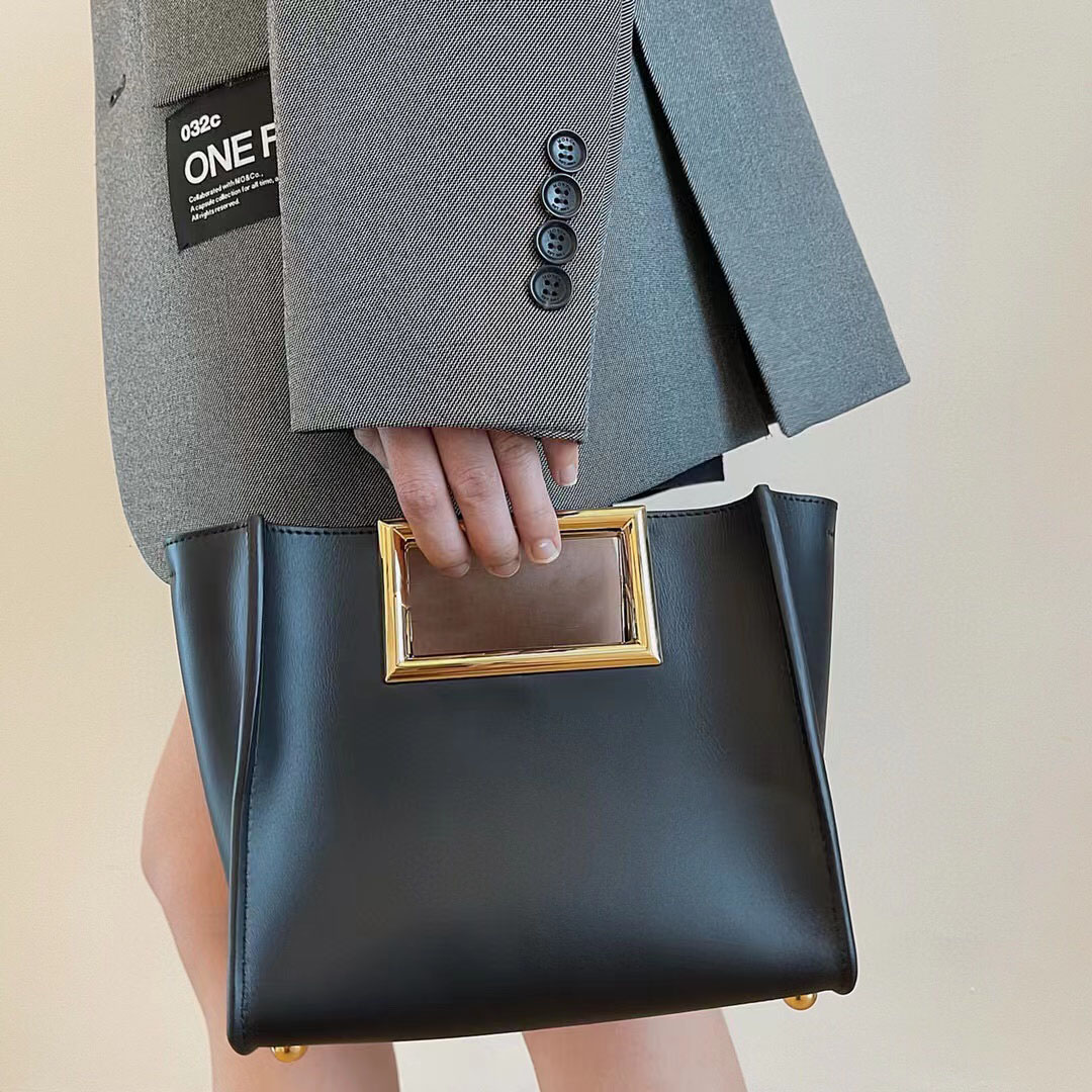 Fend Way Tote Bags Women Handbags Shoulder Crossbody Handbag Purses Wallet Medium Luxury Designer Fashion Crossbody Bags Women Black Leather Messenger Small
Fend Way Tote Bags Women Handbags Shoulder Crossbody Handbag Purses Wallet Medium Luxury Designer Fashion Crossbody Bags Women Black Leather Messenger Small