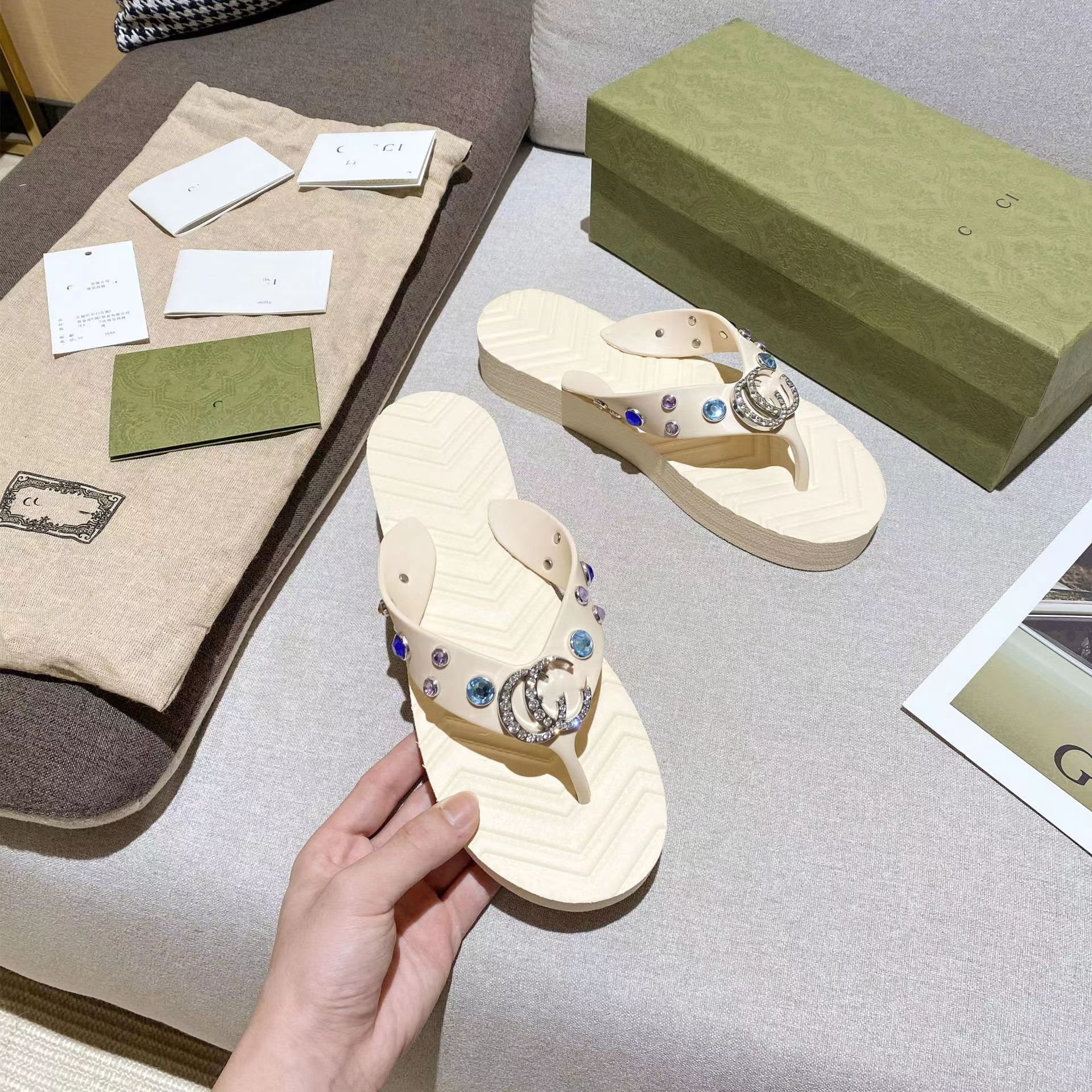 2023 Good quality men and women designer slippers Genuine Leather clip feet flip style Shoes lux-ury Fashion sandals Flip Flops, Green 
2023 Good quality men and women designer slippers Genuine Leather clip feet flip style Shoes lux-ury Fashion sandals Flip Flops, Green