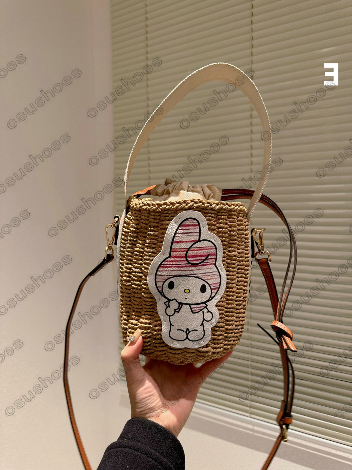 Designer Womens X Mifuko Woody My Melody Bag Straw Basket Cross Body Bucket Summer Woven Vegetable Bag Straw Bucket Bag Luxury Handbag Shoulder Messenger Rabbit Bags
Designer Womens X Mifuko Woody My Melody Bag Straw Basket Cross Body Bucket Summer Woven Vegetable Bag Straw Bucket Bag Luxury Handbag Shoulder Messenger Rabbit Bags