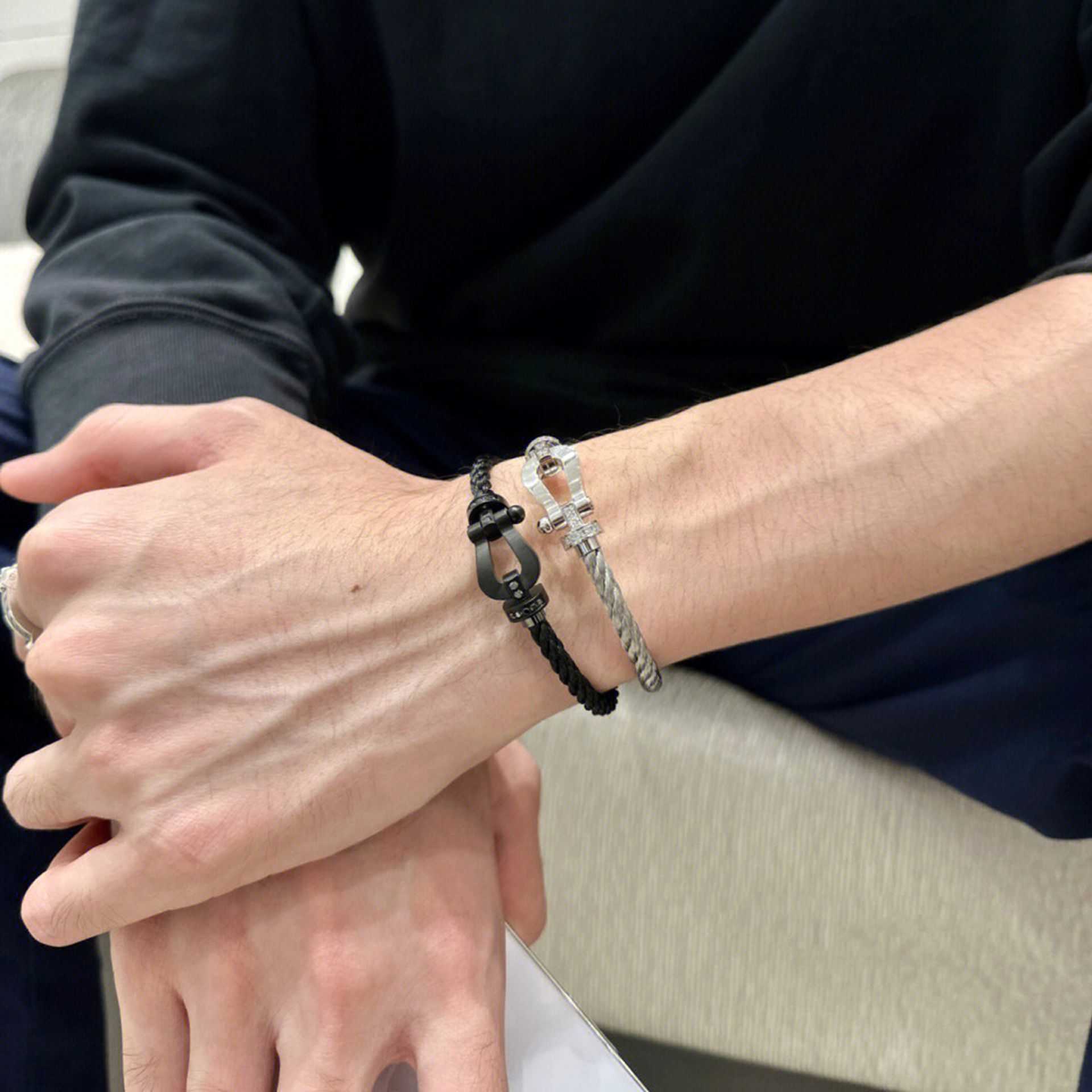 Designer freds Bracelet Jewelry Ren Jialun's same horseshoe buckle bracelet Men's fashion simple and advanced feeling Couple's hand rope design feeling
Designer freds Bracelet Jewelry Ren Jialun's same horseshoe buckle bracelet Men's fashion simple and advanced feeling Couple's hand rope design feeling