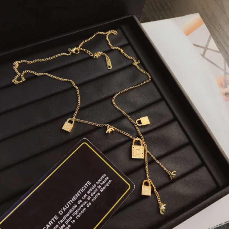 Pendant Necklace Designer Women Jewelry Pearl Gold Lock Letter Pendant Plated 18K Plated Stainless Steel Letter Necklaces Wedding Rope Chain
Pendant Necklace Designer Women Jewelry Pearl Gold Lock Letter Pendant Plated 18K Plated Stainless Steel Letter Necklaces Wedding Rope Chain
