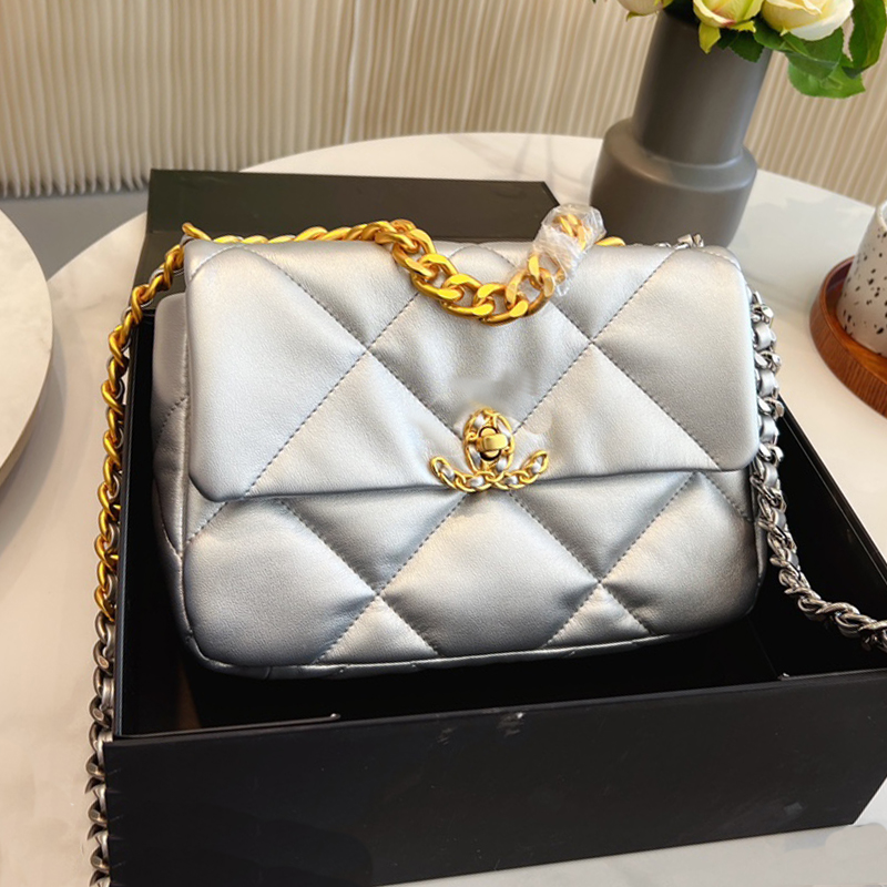 7A Totes bags crossbody Small Shoulder bag Women Fashion Flap Handbag Quilted calfskin Magnetic metal fittings Chain can be slid and adjusted purse Imitation brand, Contact me
7A Totes bags crossbody Small Shoulder bag Women Fashion Flap Handbag Quilted calfskin Magnetic metal fittings Chain can be slid and adjusted purse Imitation brand, Contact me
