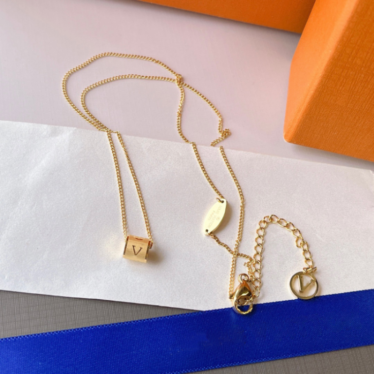 Designer Women Pendant Necklace Love Womens Jewelry Classic Luxury Fashion 18K Gold Fashion Brand Couple Glittering Necklaces Very Nice
Designer Women Pendant Necklace Love Womens Jewelry Classic Luxury Fashion 18K Gold Fashion Brand Couple Glittering Necklaces Very Nice