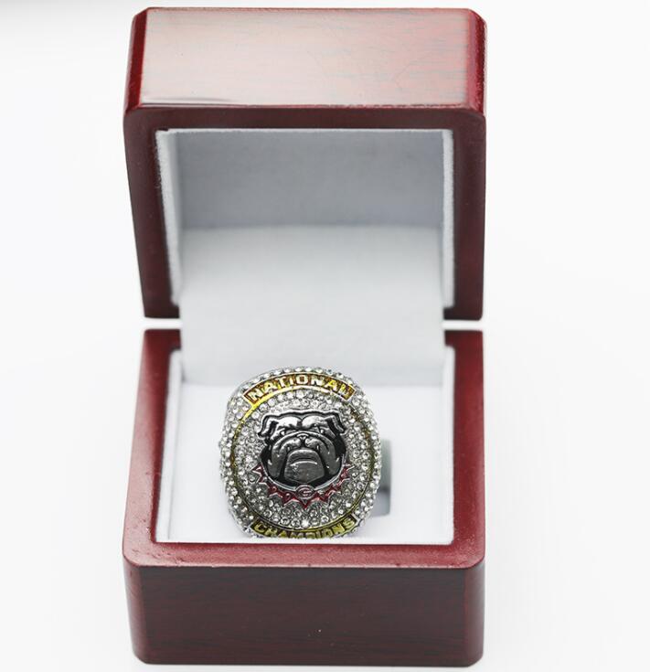 2022 2023 Georgia Bulldogs National Team Champions Championship Ring With Wooden Display box Souvenir NCAA Men Fan Gift Drop Shipping
2022 2023 Georgia Bulldogs National Team Champions Championship Ring With Wooden Display box Souvenir NCAA Men Fan Gift Drop Shipping